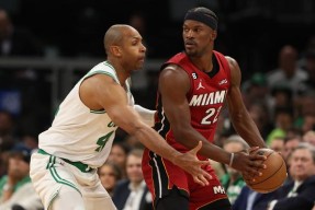 平博下载-塔图姆技术犯规送分，湖人主帅怒摔战术板！